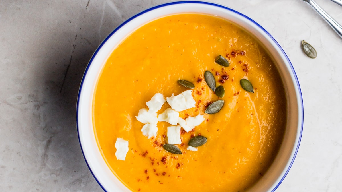 Legumes, azeite e sementes: pratos simples que alimentam não só o corpo, mas também as bactérias que nos habitam.